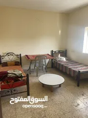  6 غرفة للإيجار تتسع لشخصين مفروشة جزئيا درج بدون أصانصيل في أم الشرايط