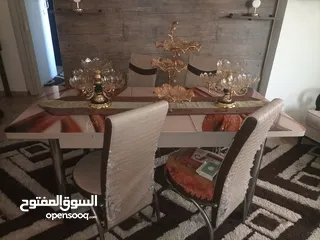  2 طاولة سفرة سيكوريت قابلة للطي ( قابلة للتصغير مساحتها حسب الحاجة بسهولة ) مع أربع كراسي للبيع