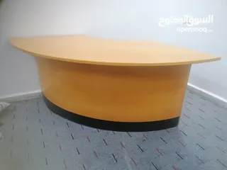  1 مكتب خشب أصلي للبيع بحالة ممتازة