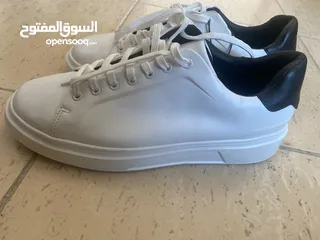  4 حذاء أبيض نوع زارا جديد قياس43 اخذتو من زارا 39 دينار