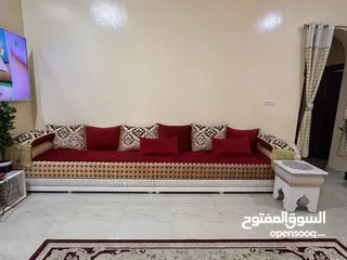  1 كنب مجلس رائع مع الطاولات