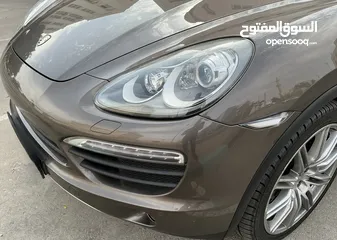  3 Looking for the cleanest 2012 Porsche Cayenne S Platinum Edition Gcc full option  Agency maintenance