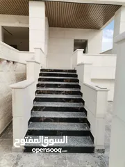  2 شقه 205م طابق ارضي مدخل خاص وكراج خاص وساحه للبيع على شارع البترا شرق اربد مول قراند وكازيه الرجوب