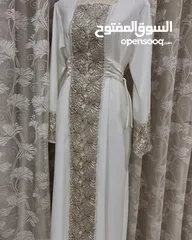  1 أناقة تليق بكِ  فستان نسائي فاخر بلون أبيض ملكي ولمسات تطريز فخمة بالذهبي اللامع.