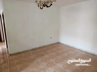  5 شقه 100 متر طابق اول 3 غرف نوم وصالون كبير وحمامين ومطبخ راكب وبرنده ويوجد اصنصيل وكراج عماره موجوده