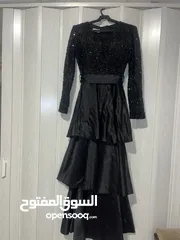  1 فستان سواريه أسود فخم بتطريز لامع وتنورة كشكش متعددة الطبقات – بحالة ممتازة