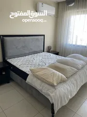  1 تخت مع طاولات جانبية و فرشة
