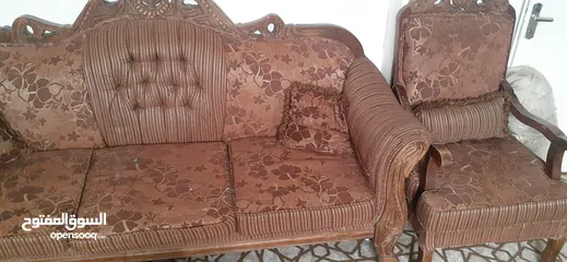  1 طقم كنب 7مقاعد وطقم طربيزات 2صغير و1كبير