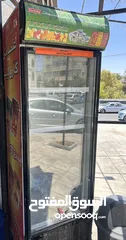  4 ثلاجات + ماكينات سلاش  عدد 2 مستعمل اقل من شهر والكفالة موجودة دمبر  مع الطاولة