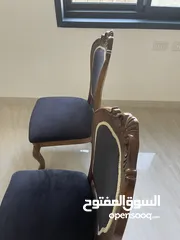 9 كرسي خشب زان فاخر للبيع  تصميم أنيق ومخملي، بحالة ممتازة جدًا  يضيف لمسة فخامة لأي مكان