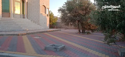  4 فيلا مميزة حجر اربع جهات في الباذان للبيع