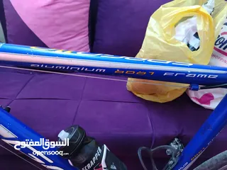  4 رود بايك فل المنيوم كامل 9سرعات صناعة فرنسية معو خوذة ومعو بوت رياضي