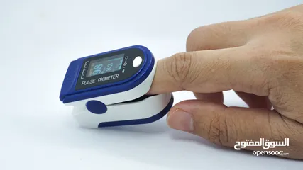  9 جهاز Pulse oximeter لقياس و فحص نسبة الاكسجين في الدم ويقيس معدل نبضات القلب فحص نسبة اكسجين الدم دم