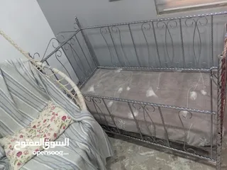  2 سرير او تخت اطفال  مع فرشته