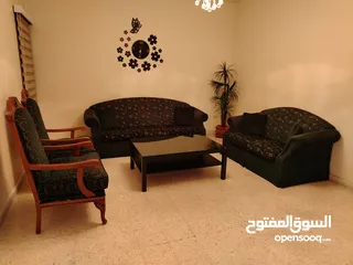  4 طقم كنب 7 مقاعد بحالة ممتازه سويد 4 سم مع مفردتين خشب زان