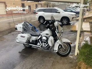  13 هارلي الترا قلايد 2012 للبيع او البدل علي سيارة كهربائية او هايبرد فحص كامل والكثير من الاكسسوارات