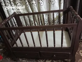  8 طاولة سفرة وسرير بيبي وطاولة وسط وسجادتين