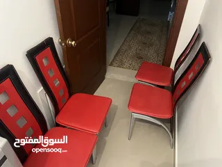  5 كراسي مطبخ مستعمل لون احمر عدد 4 للبيع
