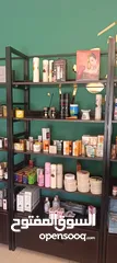  2 خزائن محل مع طاولات عرض ورفوف