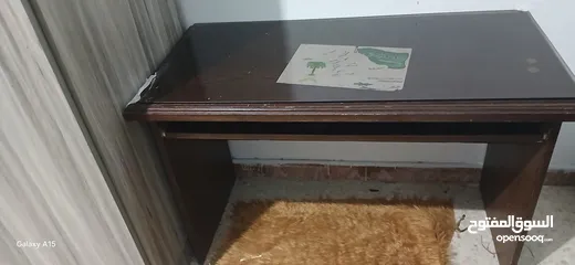  2 مكتب ابيض ومكتب بني للبيع