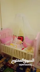  1 تخت استعمال بسيط جدا لعمر خمس سنوات مع كرسي طعام كبير لون زهري بناتي