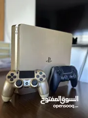  1 بلايستيشن 4/ PS4 slim-لون ذهبي- المساحة1000GB/1Tera مع يدتين واحدة اصلية والثانية PlayX مع الكرتونه