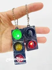  1 مداليه شكل اشارة مرور مضيئه   و تعليميه للاطفال  لتميز كل لون  من اشارلت المرور و اشارة المشاه   بشك