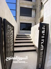  3 شقة ارضية على شارعين207 م داخلي 60م تراس امامي بتشطيب فاخر 3 نوم 2 ماستر مرج الحمام