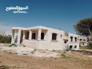  24 فيلا عظم 560م على قطعة أرض 1035متر على شارع البترا للبيع