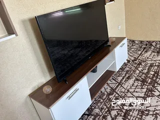  3 طاوله تلفاز مع رفوف عدد 2 للبيع بحالة ممتازه جداً