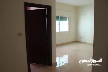  29 فيلا/بيت للبيع من ثلاث طوابق مساحة البناء 700متر مربع مساحة الارض600م2
