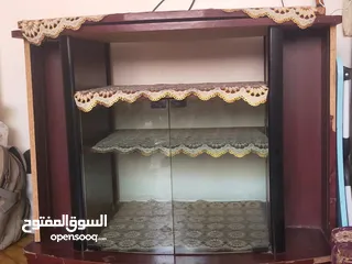  2 طاوله تلفاز بحاله جيده للبيع قابل للتفاوض الصوبة بحاله ممتازه للبيع قابل للتفاوض طاوله مع التلفاز