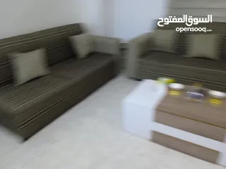  5 طقم كنب تفصيل بحالة الوكالة مع 2 طاولات و شاشة