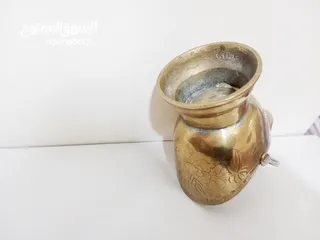 18 وعاء تقليدي مصنوع يدويا يستخدم لحمل الفحم أو الحطب مزخرف برسومات أنتيك قديم جدا لون ذهبي