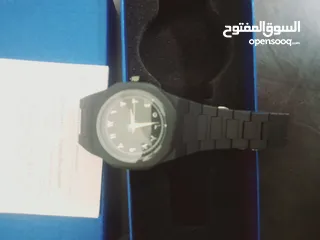  7 ساعة الرماد الأسود – أناقة لا تتكلم... بل تُلاحظ" إصدار محدود بطابع غامض وأرقام عربية أصيلة
