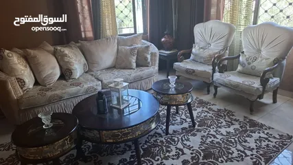  1 كنب فاخر كلاسيكي بحالة ممتازة – مريح وراقي!