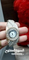  18 ساعات للبيع منهم ساعة اصلية سويسري والختم موجود وعلى الغطاء وفي ساعتين عادي مو اصلي