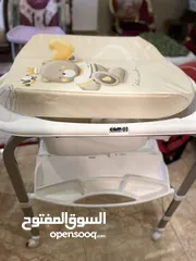  7 كرسي طعام ومرجيحه بالإضافه إلى فرشه العاب من شيكو وحوض استحمام مع فرشة غيار من كام الاسبانيه للبيع