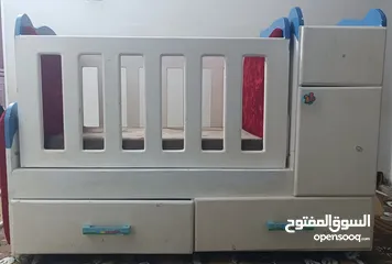  1 سرير اطفال مع هزاز مستعمل بحاله الوكاله