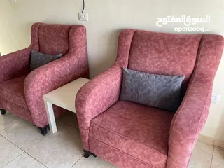  3 طقم كنب مع الطاولات و طاولة سفره مع 6 كراسي