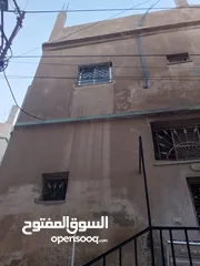  1 منزل مؤلف من طابعين كل طابق شقتين وكل شقه  غرفتين ومطبخ وحمام وصالون