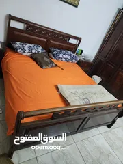  1 غرفة نوم للبيع مستعمل بحالة جيدة مكونة من سرير مع الفرشة و 2 كومادينة و دسوار بدون خزانة