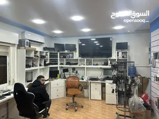  11 ديكور محل صيانة عبارة عن الواح تعليق بترينة عرض خشب وقزاز رفوف خزائن بحالة الوكالة للبيع بسعر ممتاز
