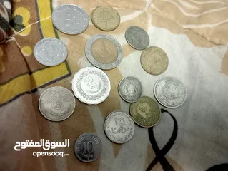  2 عملات معدنية تذكارية عربيه وأجنبية
