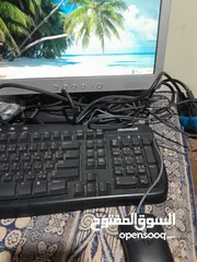 2 كمبيوتر اللعاب مع دراسه مع شاشه فيها سماعات داخليه
