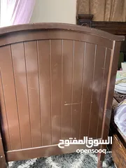  3 سرير خشب أطفال لون بني خشب من النوع الأصلي بحالة ممتازة من عمر صفر ل4 سنوات وآمن للطفل والأم