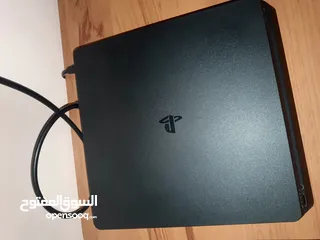  1 ps4 slim 1t معاها ايد اصليه