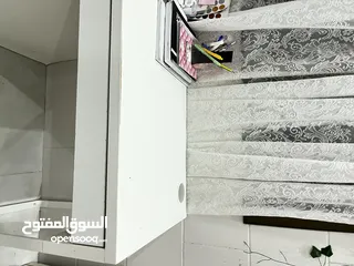  7 مكتب ايكيا مستعمل يوجد فيه خدوشات للبيع بسعر جيد