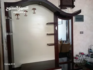  1 اعلان بيع طقم كنب صالون بحالة ممتازه مع سجادة خاصه وقطعه اثاث لمدخل المنزل تفصيل خاص خشب ساندوش قطعه