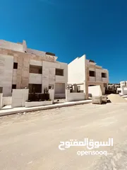  4 فلل فخمة للبيع الراهبات خلف محطة المناصير مقابل مطعم الطياره مساحة 400 متر طابقين الروف جديد مع مطبخ
